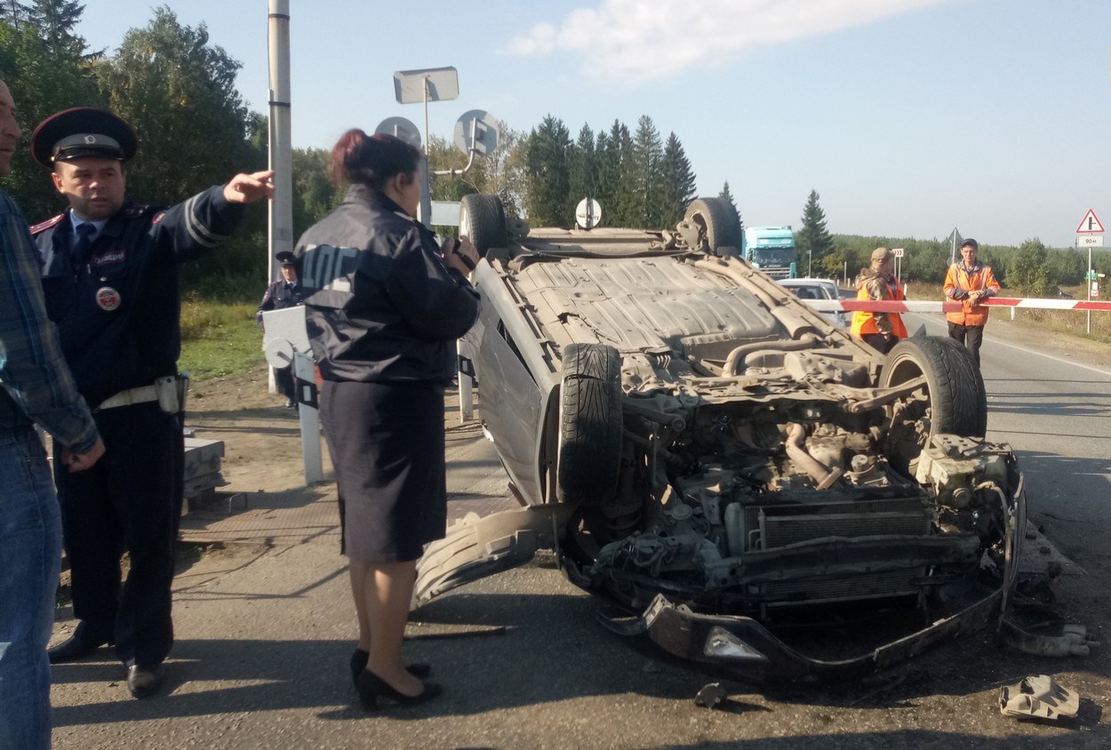 В Свердловской области у станции Марамзино автомобиль перевернулся прямо на ж/д переезде