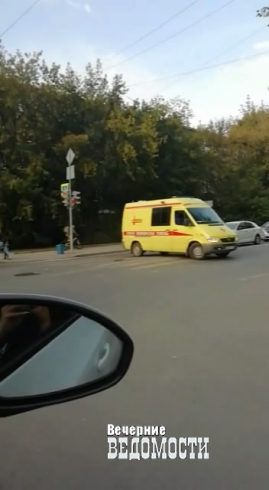 В центре Екатеринбурга столкнулись легковушка и грузовик