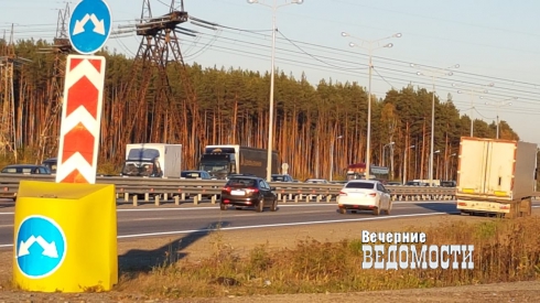 В Екатеринбурге на Московском тракте упавшая фура перекрыла движение в сторону Первоуральска