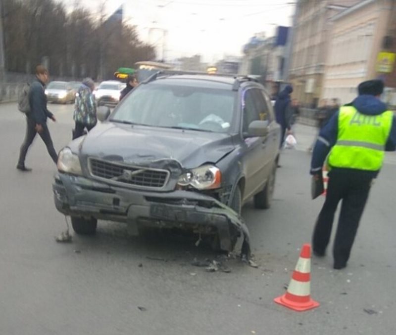 В Екатеринбурге автомобиль после ДТП вылетел на тротуар и сбил несколько пешеходов