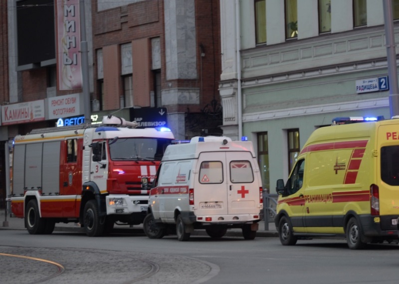 В Екатеринбурге автомобиль после ДТП вылетел на тротуар и сбил несколько пешеходов