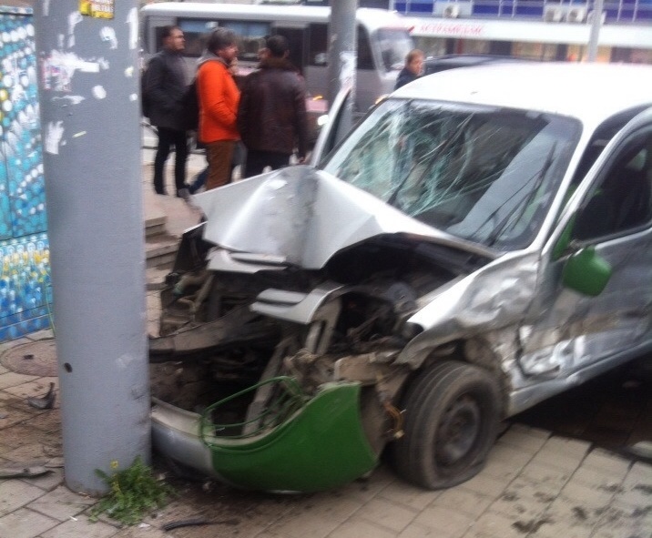 В Екатеринбурге автомобиль после ДТП вылетел на тротуар и сбил несколько пешеходов