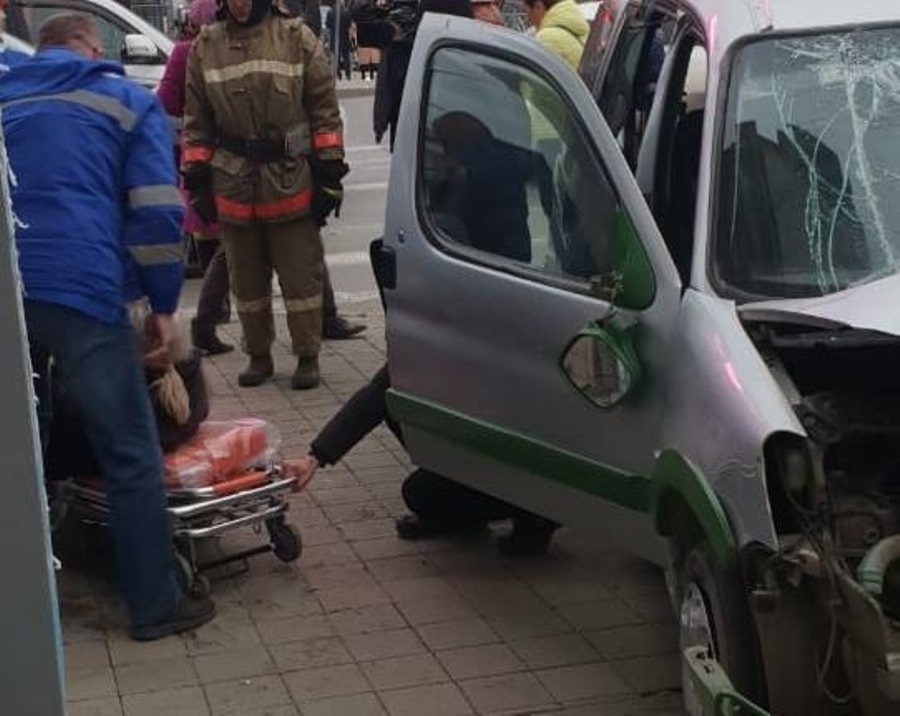 В Екатеринбурге автомобиль после ДТП вылетел на тротуар и сбил несколько пешеходов