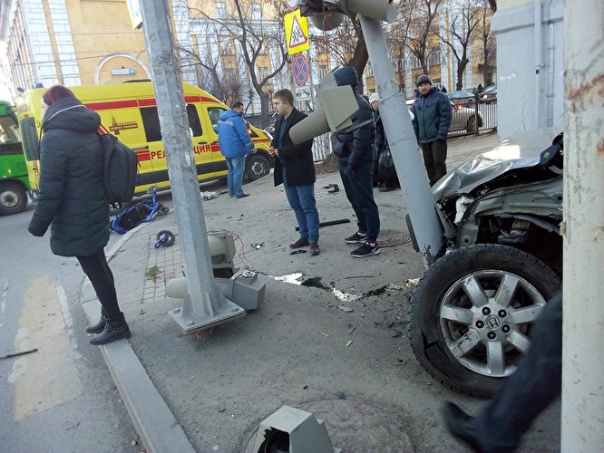 В Екатеринбурге автомобиль вылетел на тротуар и сбил несколько человек