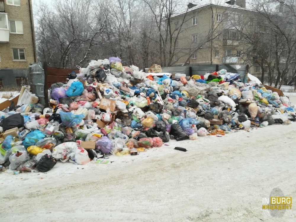 В Екатеринбурге территория 19-го военного городка превратилась в большую мусорную свалку