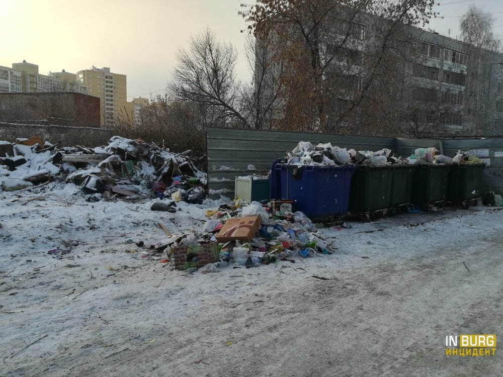 В Екатеринбурге территория 19-го военного городка превратилась в большую мусорную свалку