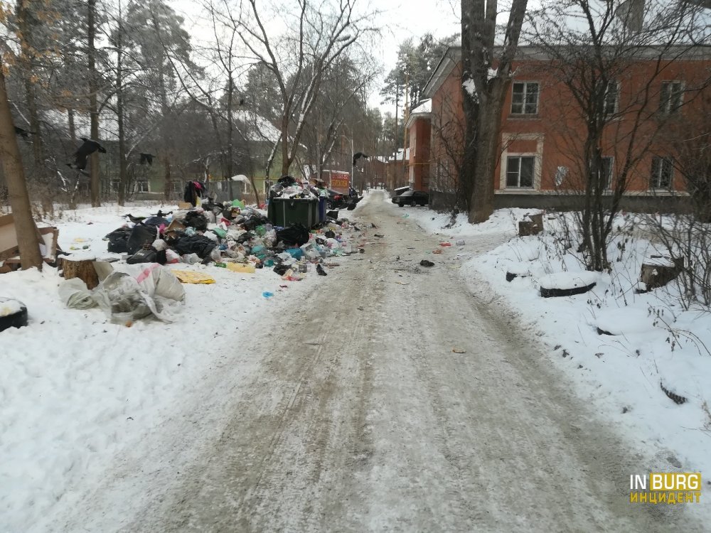 В Екатеринбурге территория 19-го военного городка превратилась в большую мусорную свалку