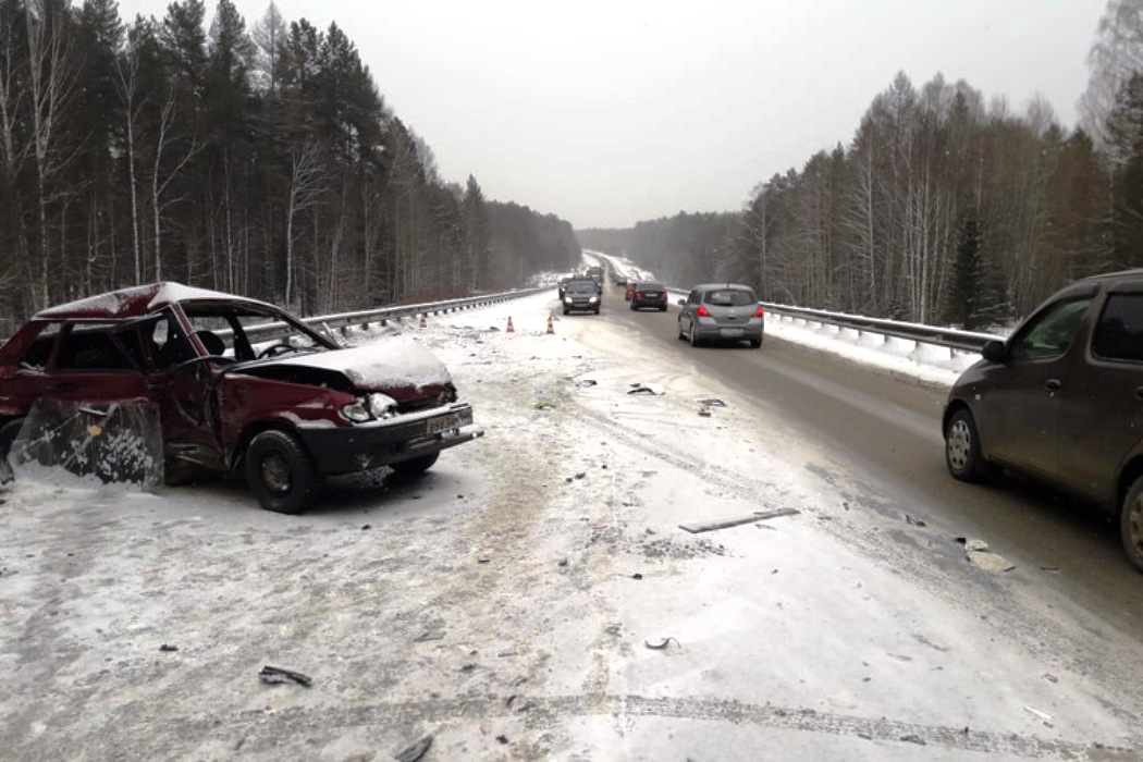 Пассажирский автобус попал в аварию на трассе Екатеринбург-Серов