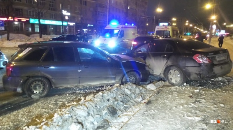 Ночью в ДТП на Крауля пострадали четыре человека