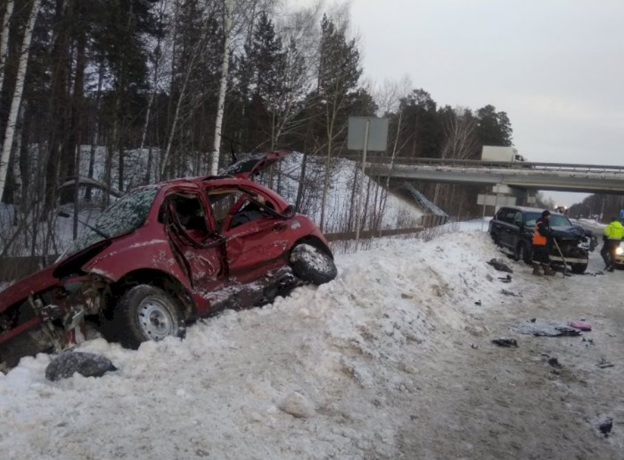 В Екатеринбурге Nissan Micra не пропустил Lexus 570: один человек погиб, ещё двое в больнице