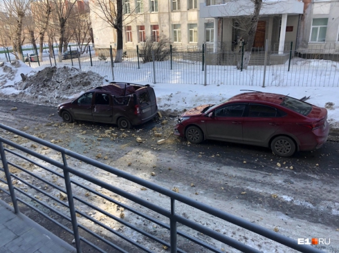 На улице Юмашева обрушилась часть кирпичной стены фасада дома