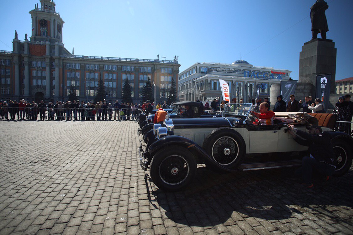 В Екатеринбурге прошел баттл 100-летних автомобилей