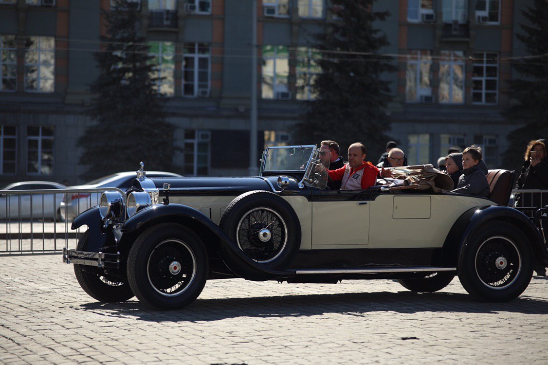 В Екатеринбурге прошел баттл 100-летних автомобилей