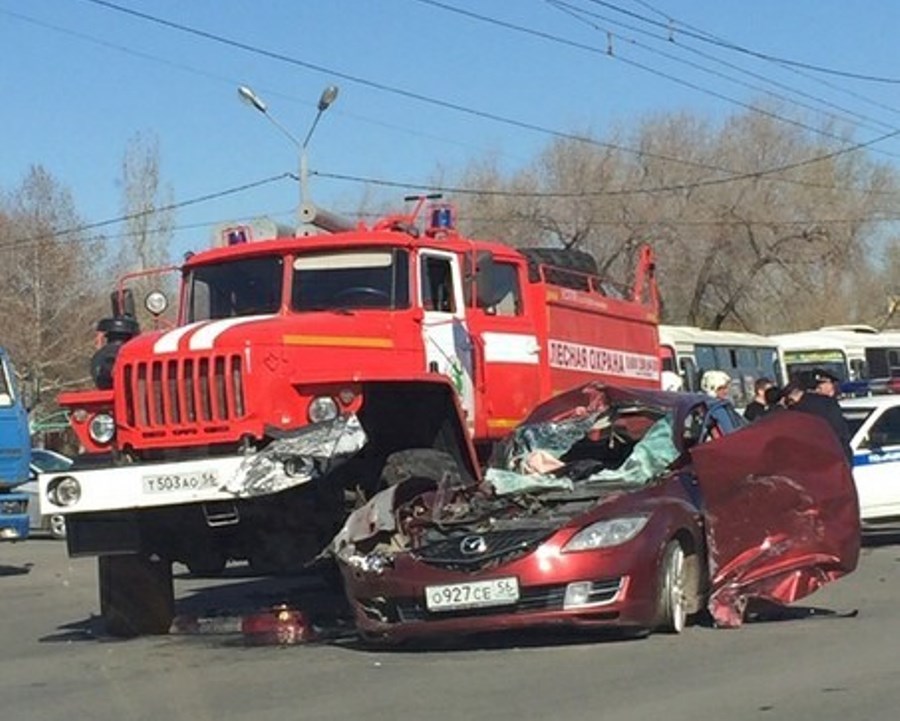 В Оренбурге пожарная машина раздавила легковой автомобиль. ДТП попало на видео