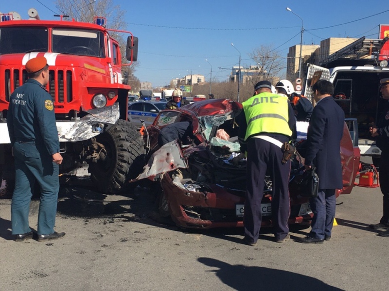 В Оренбурге пожарная машина раздавила легковой автомобиль. ДТП попало на видео