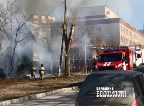 В Екатеринбурге сгорел двухэтажный деревянный дом на ВИЗе