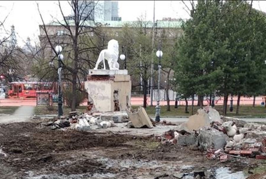 В Екатеринбурге вандалы продолжают громить сквер за Оперным театром