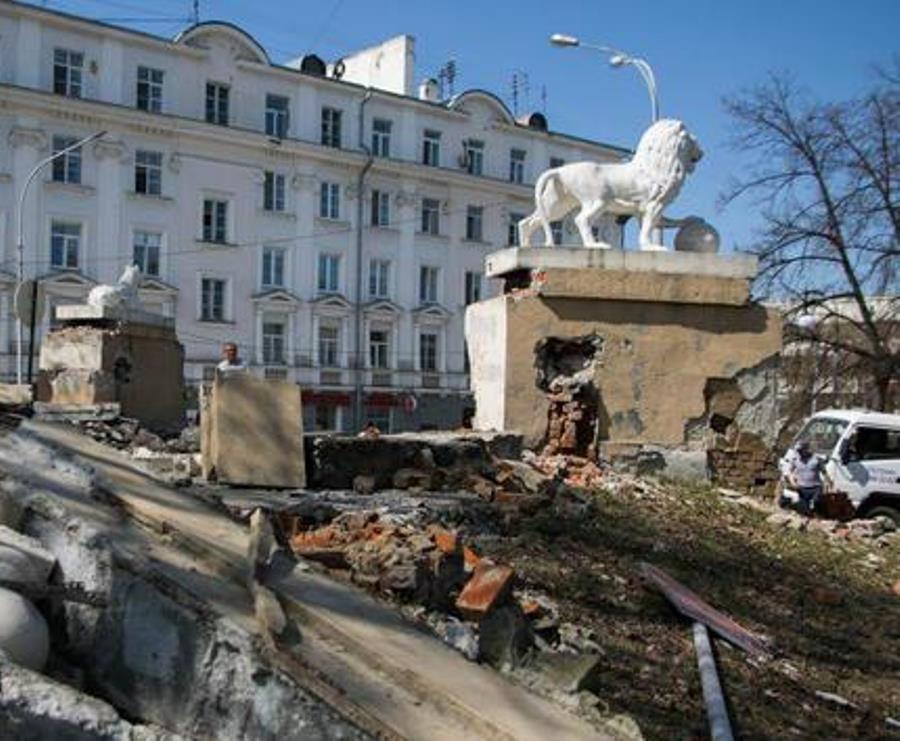 В Екатеринбурге вандалы продолжают громить сквер за Оперным театром