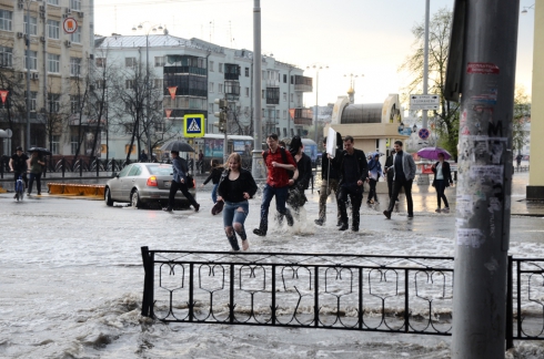 В Екатеринбурге прошла первая гроза с ливнем и градом (ФОТО)