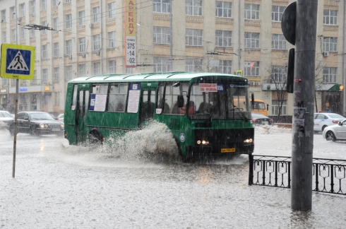 В Екатеринбурге прошла первая гроза с ливнем и градом (ФОТО)