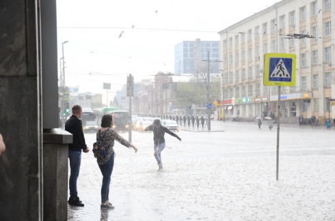 В Екатеринбурге прошла первая гроза с ливнем и градом (ФОТО)