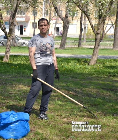 В Екатеринбурге прошел «консульский» субботник в сквере, названном в честь армянского композитора