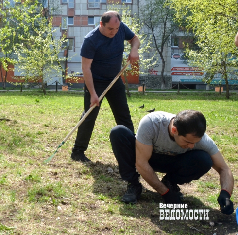 В Екатеринбурге прошел «консульский» субботник в сквере, названном в честь армянского композитора