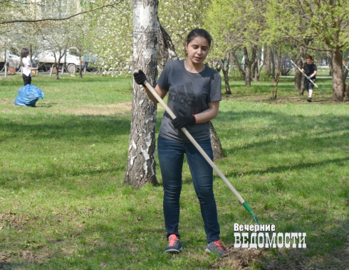 В Екатеринбурге прошел «консульский» субботник в сквере, названном в честь армянского композитора