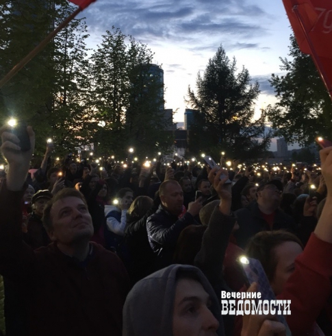 В Екатеринбрге проходит флешмоб за сохранение сквера у Драмтеатра