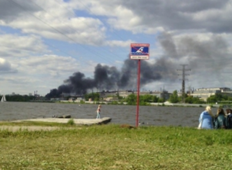 В Екатеринбурге горят склады на Сортировке