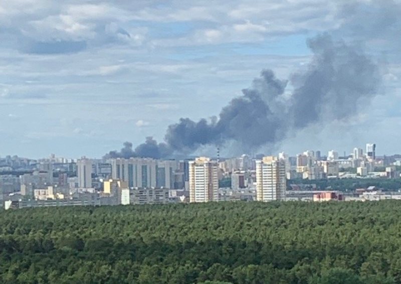 В Екатеринбурге горят склады на Сортировке