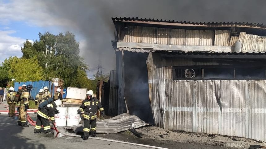 В Екатеринбурге горят склады на Сортировке