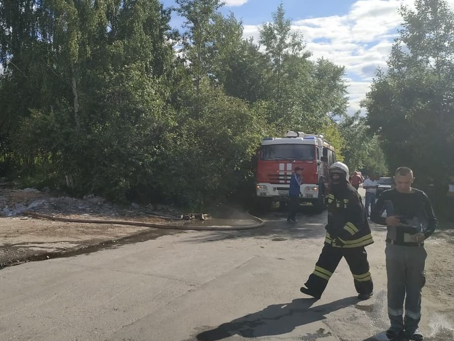 В Екатеринбурге горят склады на Сортировке