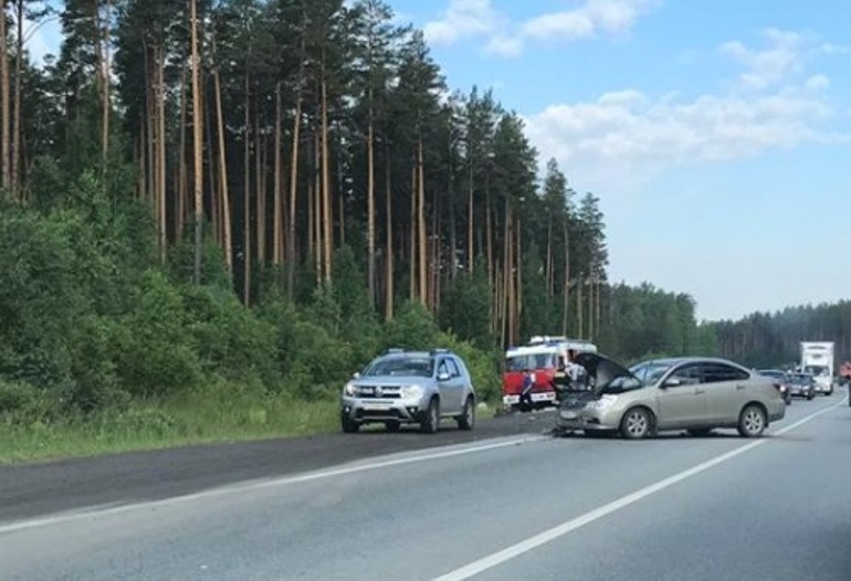 ЕКАД встал в многокилометровую пробку из-за аварии