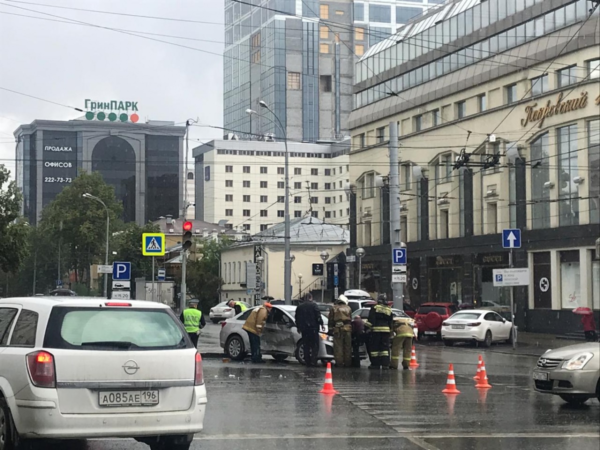 В самом центре Екатеринбурга в ДТП перевернулся автомобиль