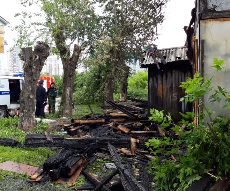 В Екатеринбурге в сгоревшем прошедшей ночью доме обнаружены тела трёх человек