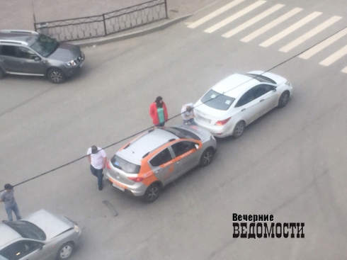 В центре Екатеринбурга произошло ДТП с участием трех автомобилей (ФОТО)