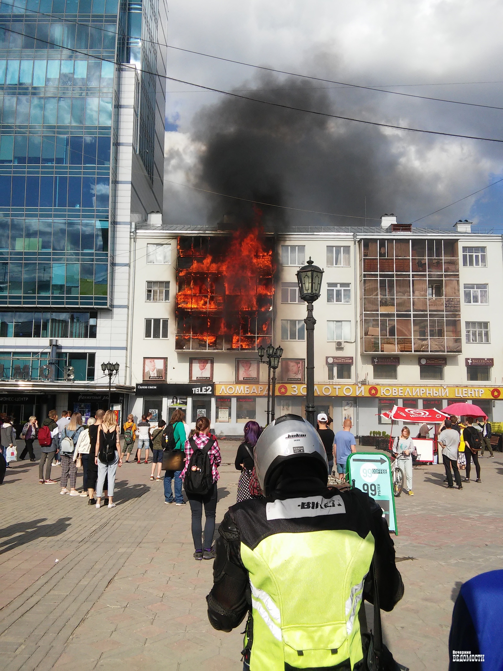 В Екатеринбурге полыхает здание на Вайнера