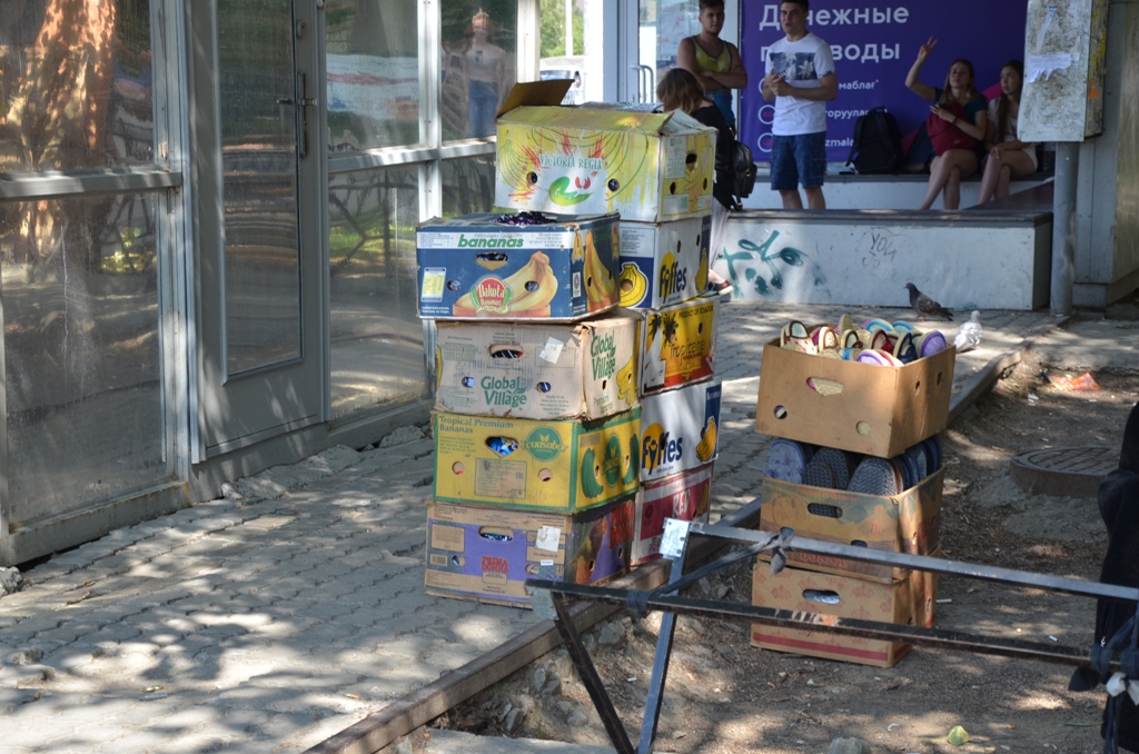 В Екатеринбурге полицейские не реагируют на незаконную уличную торговлю на Эльмаше