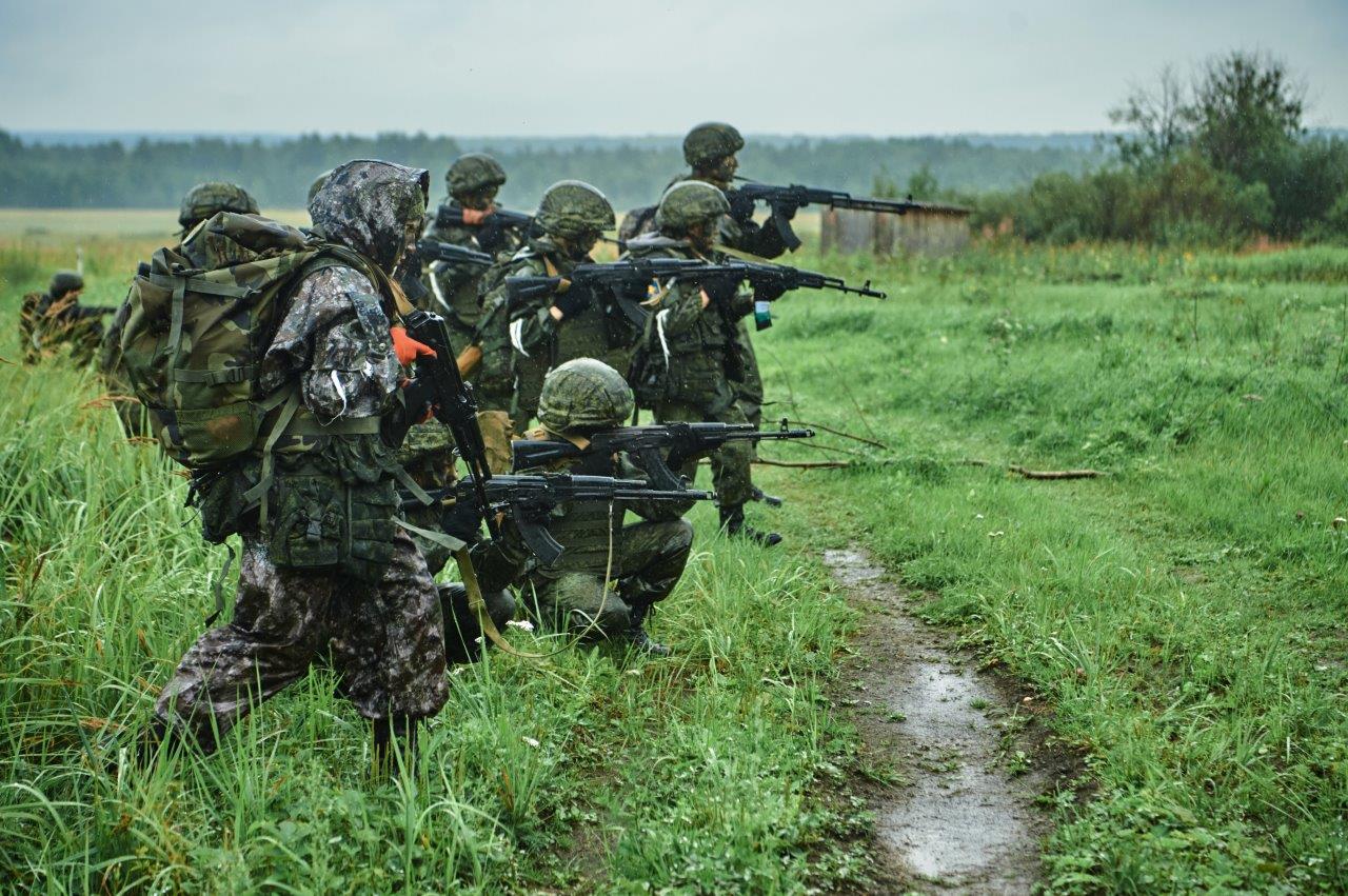 Десятки школьников приняли участие в военно-патриотических обучающих сборах на аэродроме Быньги