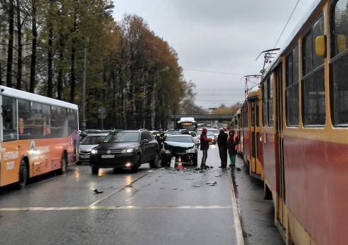 В массовом ДТП в центре Екатеринбурга пострадали несовершеннолетние