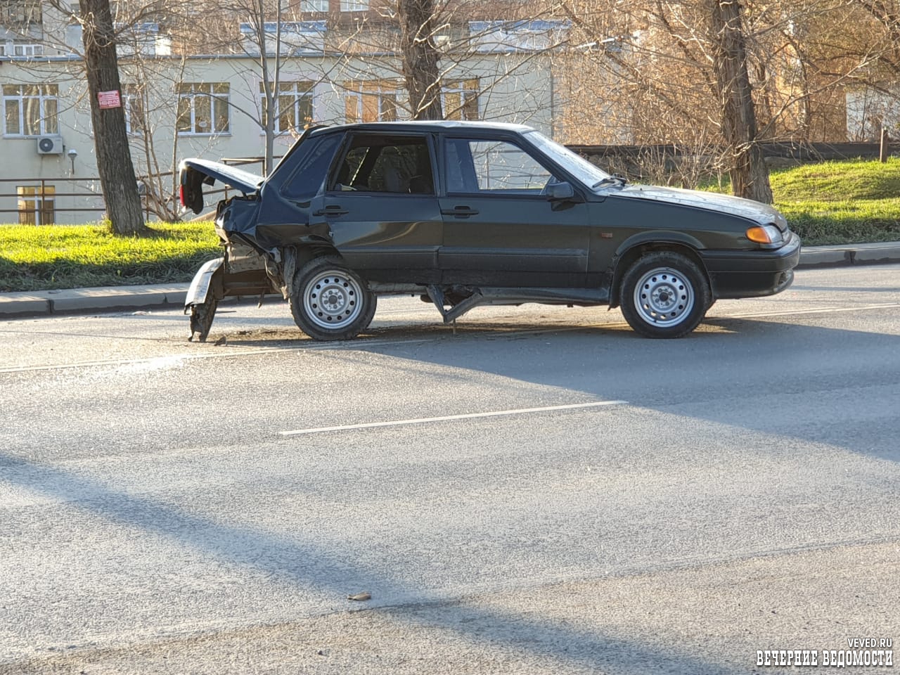 В Екатеринбурге на Восточной расхлестались две легковушки