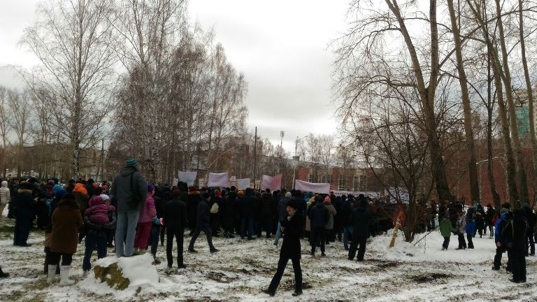 «Нам здесь жить»: в Екатеринбурге проходит митинг против строительства мусорного полигона