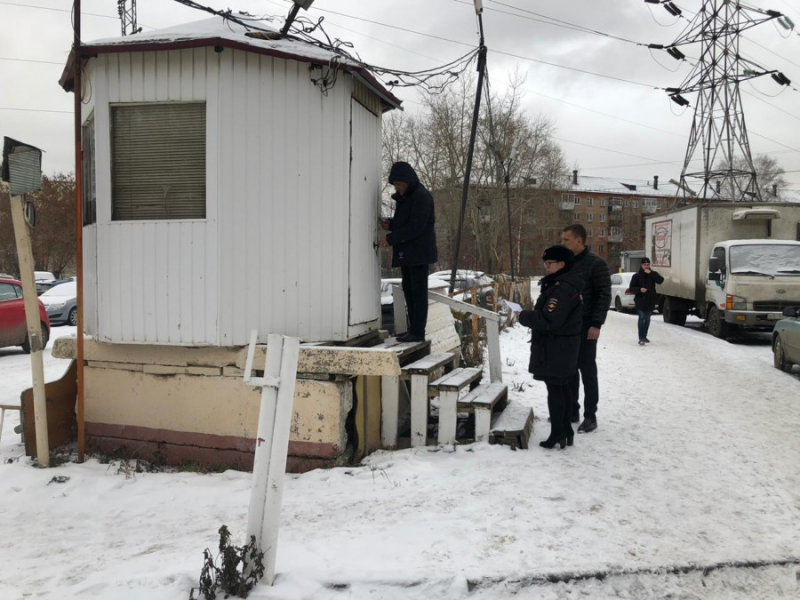 На Уралмаше ликвидировали нелегальную автостоянку, которая воровала электроэнергию у горожан