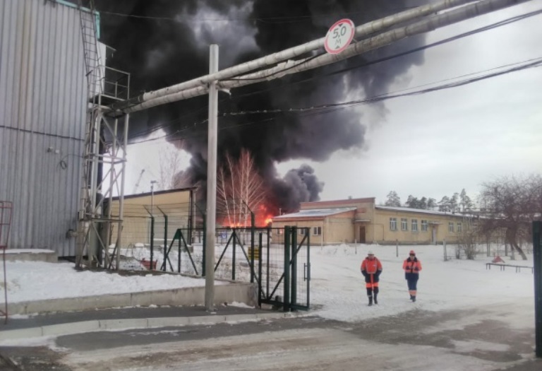 В Екатеринбурге крупный пожар на Уральском лакокрасочном заводе