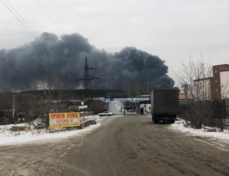 В Екатеринбурге крупный пожар на Уральском лакокрасочном заводе