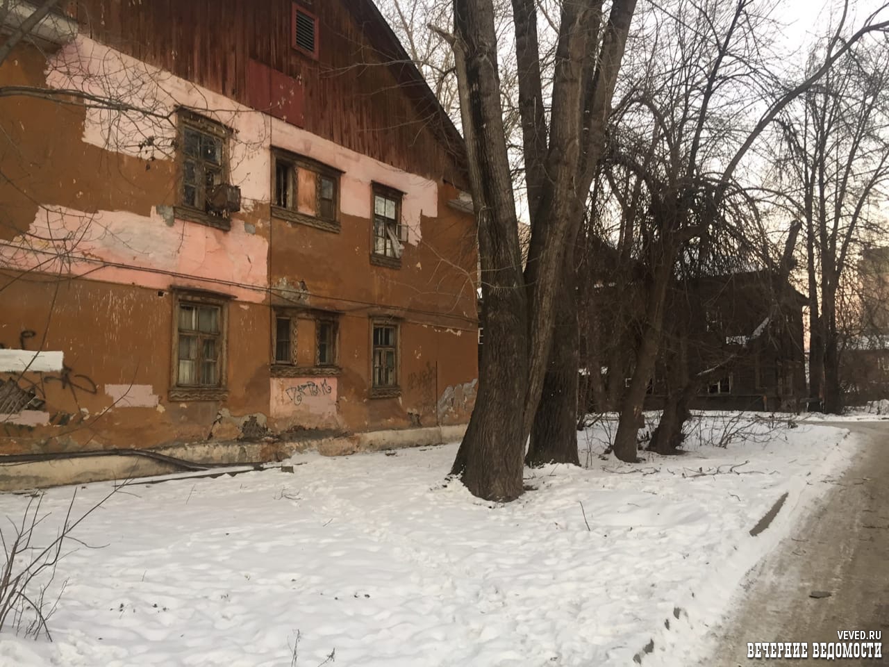 В Екатеринбурге на Втузгородке начали снос аварийных домов. На их месте появится новый ЖК