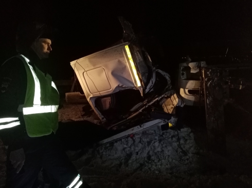 В страшном ДТП на свердловской трассе погиб водитель КАМАЗа