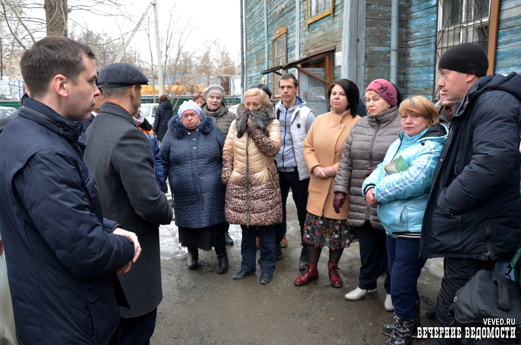 Председатель гордумы и сотрудники прокуратуры встретились с погорельцами на Уралмаше