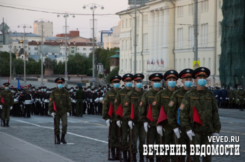 В Екатеринбурге прошла заключительная ночная репетиция Парада Победы